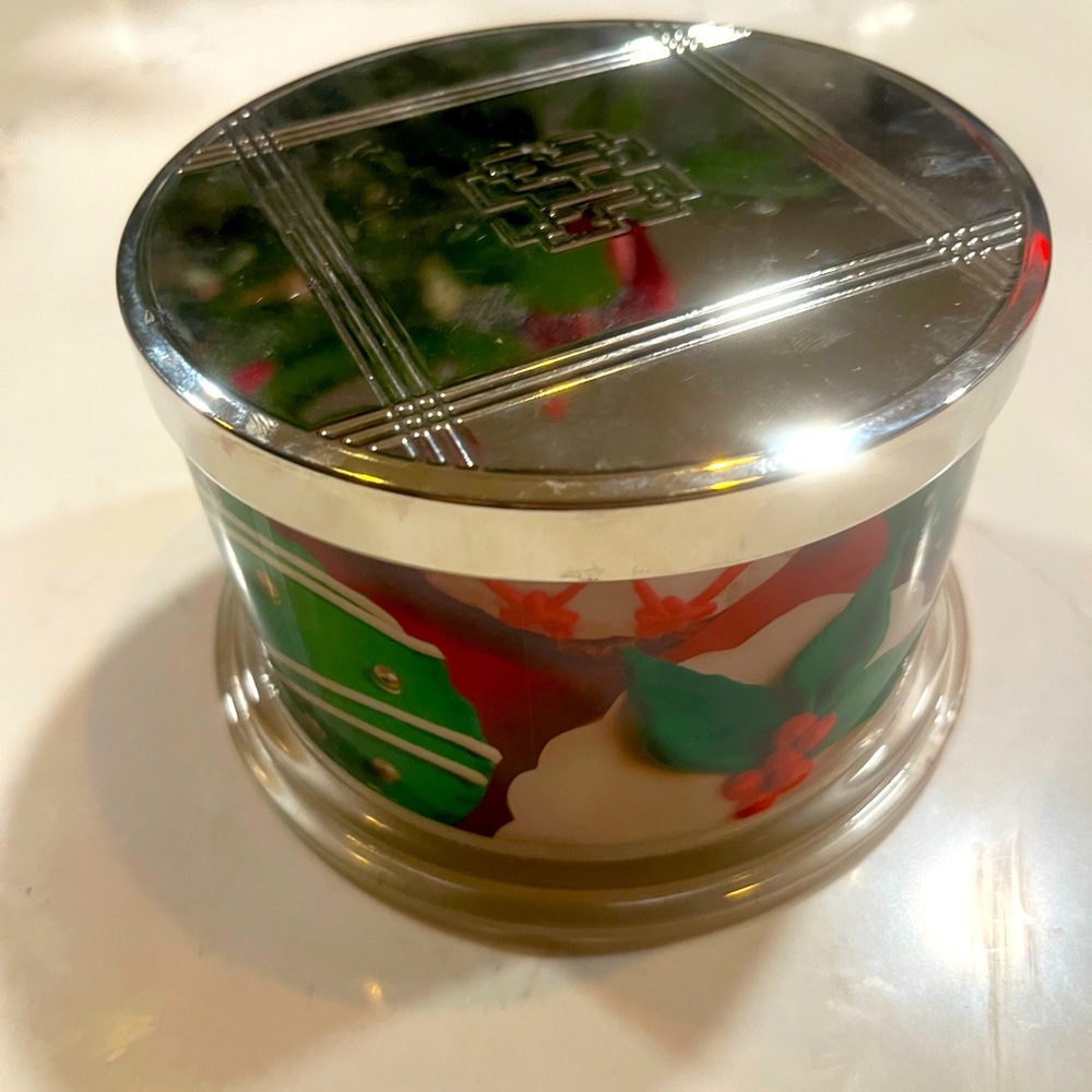 NEW Homeworx by Harry Slatkin 18 oz candle CHRISTMAS CUPCAKE
